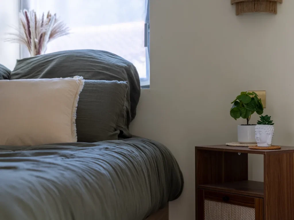 Chambre romantique lit queen size décoration immersive Bali love room La Tranche-sur-Mer