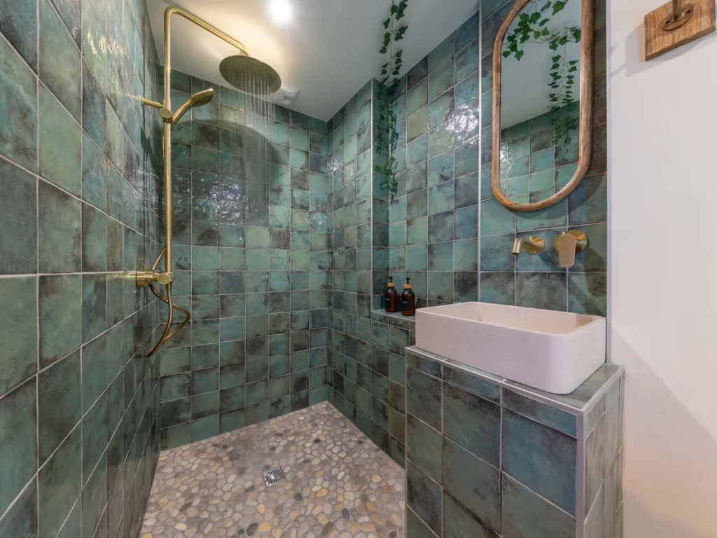 Grande douche ouverte zellige vert galets studio balinais love room Vendée