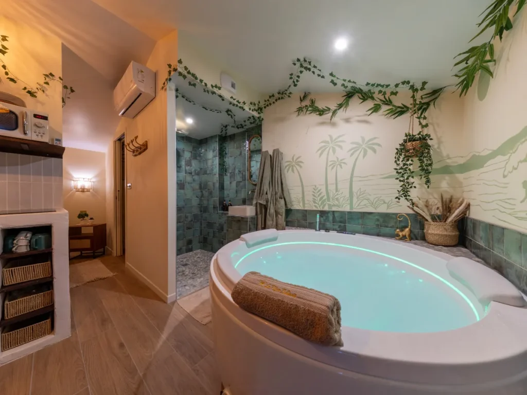 Love room avec balnéo privatisée à La Tranche-sur-Mer, adresse idéale pour une carte cadeau séjour romantique en Vendée