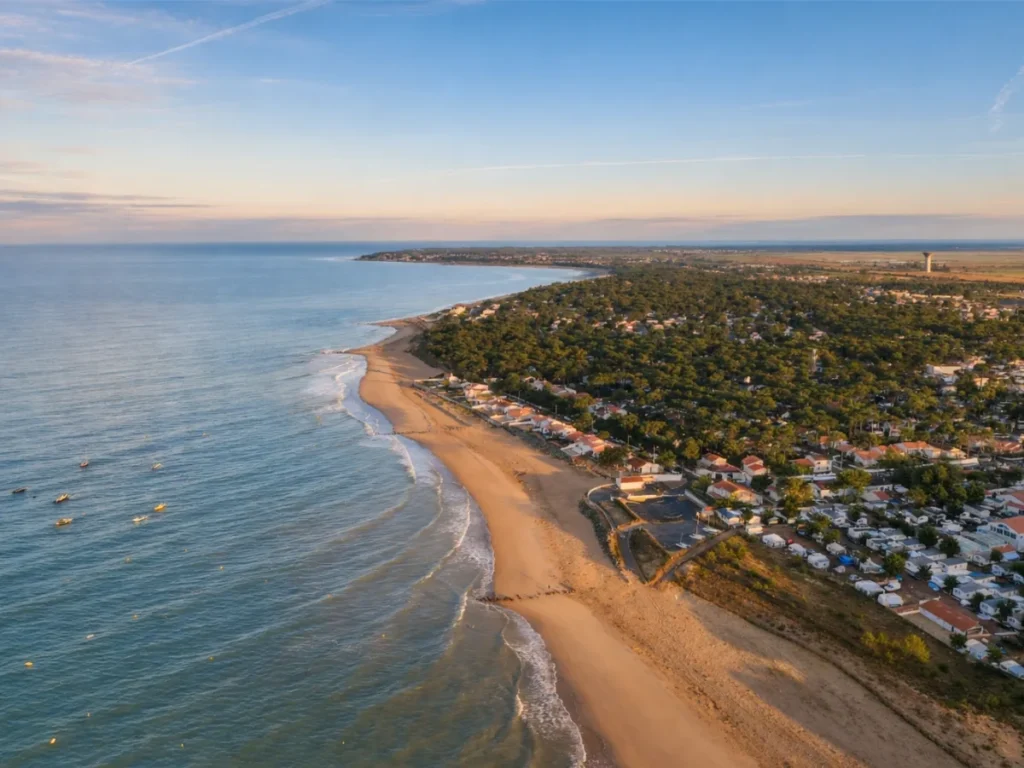 Vue aérienne de La Tranche-sur-Mer — 13 km de plages Pavillon Bleu face à l'île de Ré