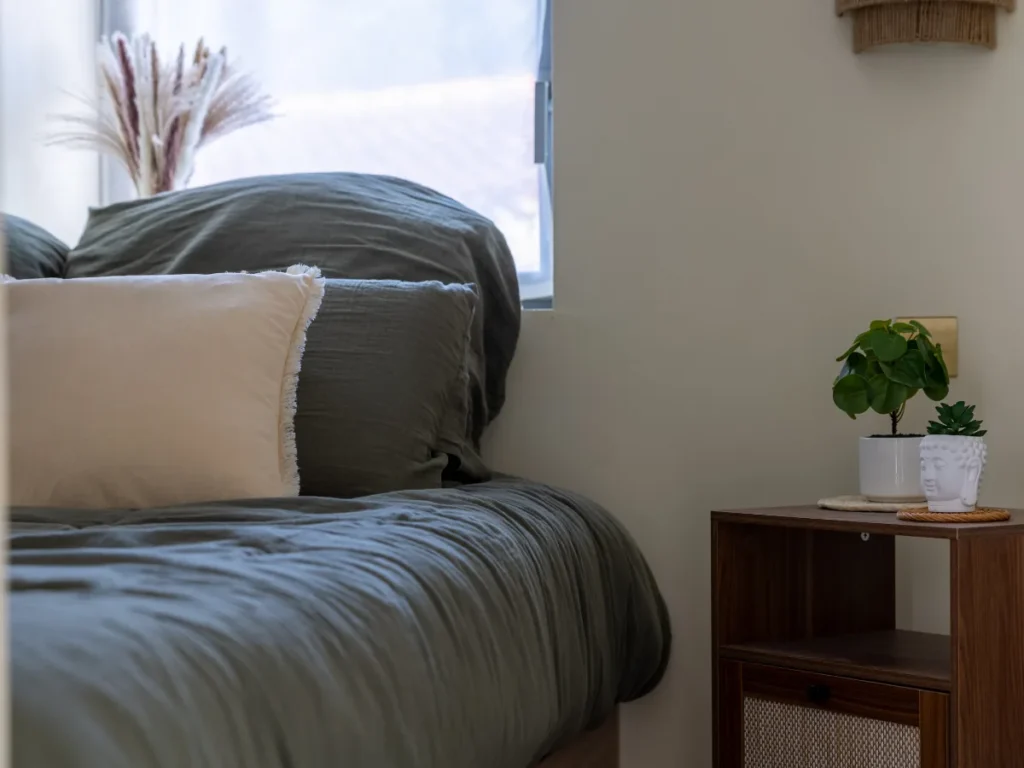 ove room en Vendée — lit queen size et décoration soignée du Rêve Balinais à La Terrière, La Tranche-sur-Mer