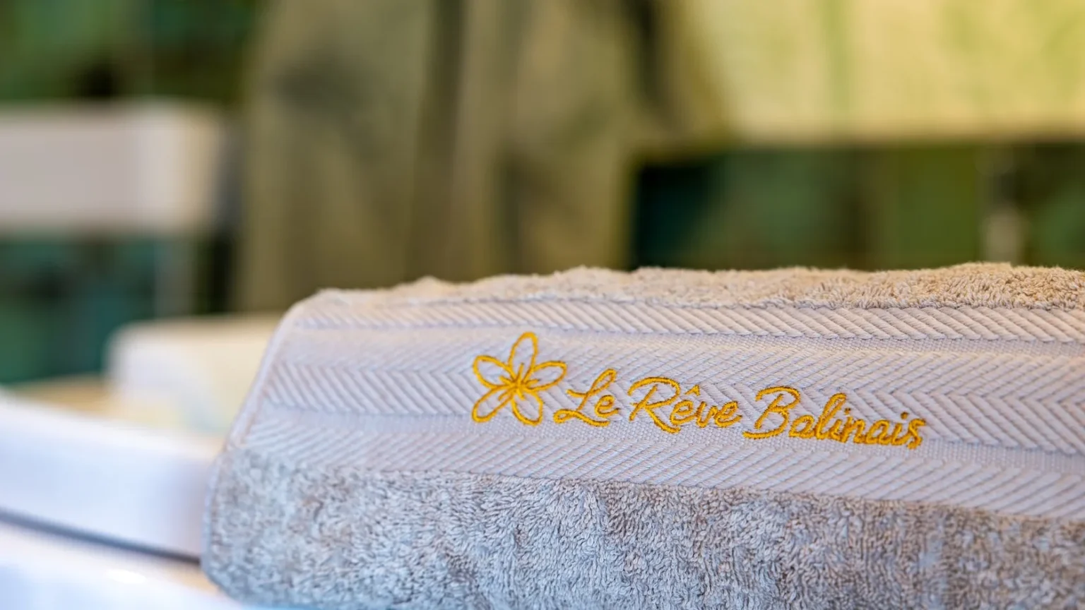 Serviette brodée du Rêve Balinais posée sur la balnéo, idée de cadeau anniversaire de mariage à vivre à deux