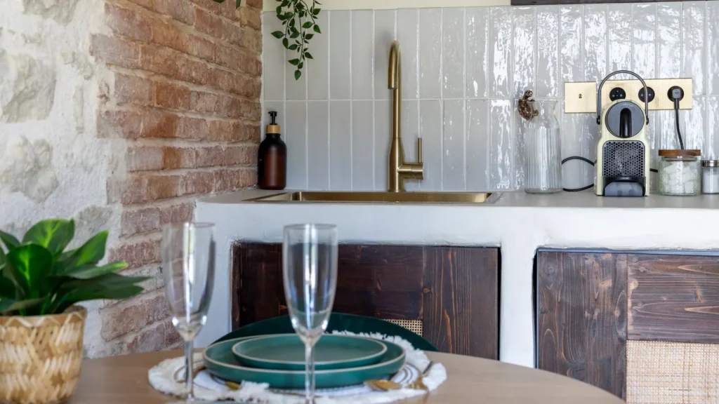 Table dressée avec deux flûtes au Rêve Balinais, love room pour un anniversaire de mariage en Vendée