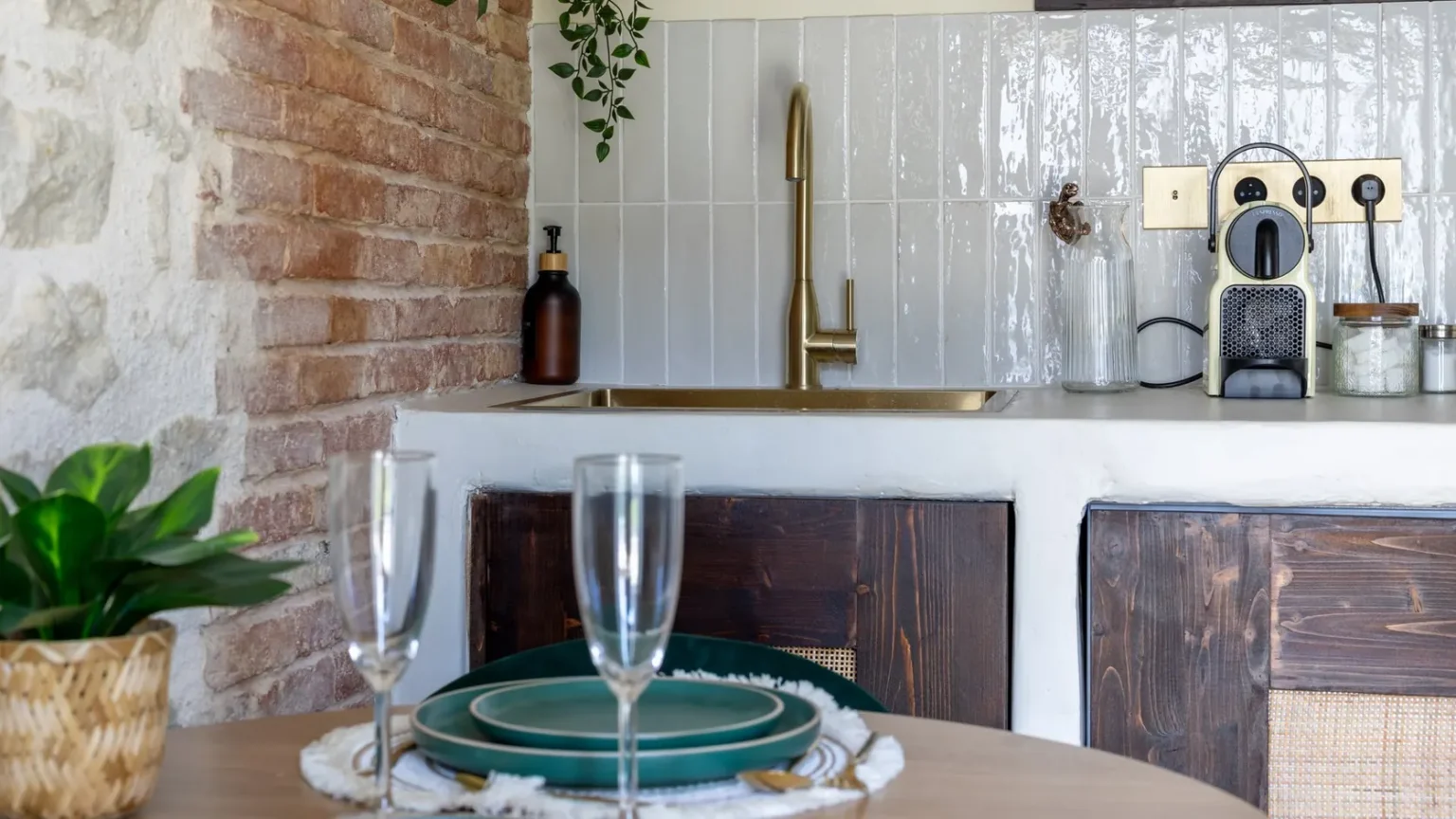 Table dressée avec deux flûtes au Rêve Balinais, love room pour un anniversaire de mariage en Vendée