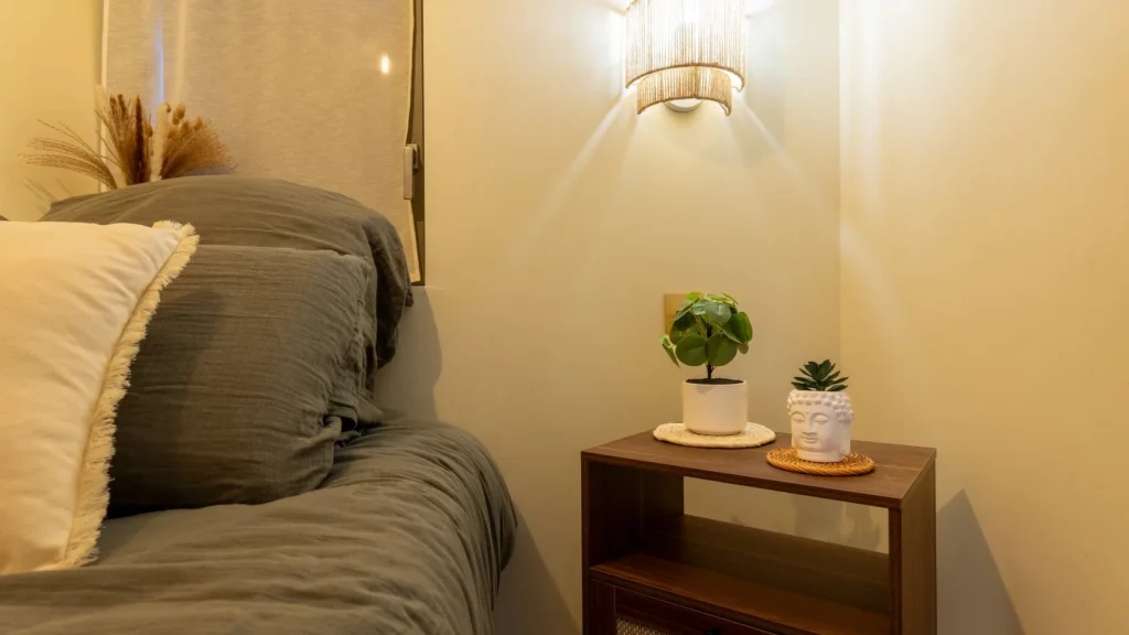 Chambre du Rêve Balinais éclairée à la lampe, étape d'un week-end en amoureux Atlantique sur la Côte de Lumière