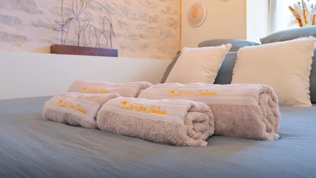 Chambre du Rêve Balinais préparée pour un week-end en amoureux aux Sables d'Olonne et sur la Côte de Lumière